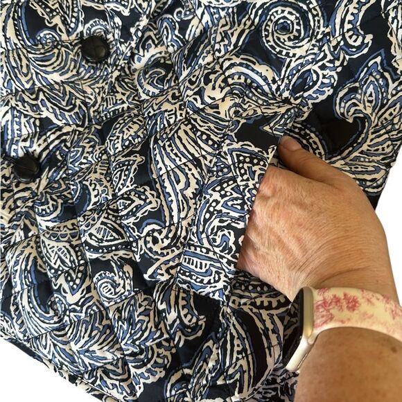 Jones New York Women's Blue Paisley Quilted Button Jacket. Front pockets.  Large - Picture 5 of 9